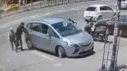 Laleli'de Turistin Çantası Çalındı, İçindekiler Alınıp Boş Çanta Geri Bırakıldı