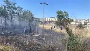 Kocaeli Körfez'de saman yüklü tırın römorkunda çıkan yangın geniş alana yayıldı