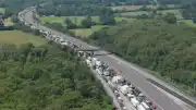 M25 Otoyolunda Kaza ve Aşırı Sıcaklar Trafiği Felç Etti