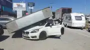 Balıkesir Edremit'te Otomobilin Üzerine Reklam Totemi Devrildi