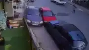 İstanbul Arnavutköy'de Trafik Kazası: Kontrolden Çıkan Araç Bebek Arabası ve Sandalyedeki Vatandaşa Çarptı
