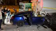 Adana'da Emniyet Şeridindeki Tankere Çarpan Otomobilde Can Kaybı ve Yaralanmalar