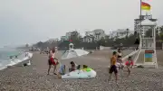 Antalya'da Ani Sağanak Yağış Tatilcileri Hazırlıksız Yakaladı