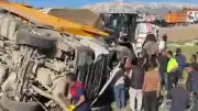 Hakkari Yüksekova'da Minibüs ve Kamyon Çarpıştı: 2 Ölü, 3 Yaralı
