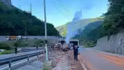 Trabzon'da Bariyerlere Çarpan Kamyon Yandı: Sürücü Hayatını Kaybetti