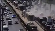 Avcılar'da Metrobüs Motor Kısmında Yangın Çıktı