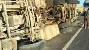 Diyarbakır-Mardin Karayolunda Tır Şarampole Devrildi: 1 Yaralı