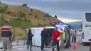 Erzincan'da Minibüs Devrildi: 6'sı Çocuk 16 Yaralı