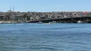 Haliç'te Tur Teknesi Köprü Ayağına Çarptı: Bir Personel Denize Düştü
