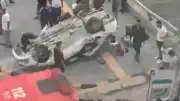 İskenderun'da Trafik Kazası: Bariyerlere Çarpan Otomobil Takla Attı, 2 Ölü, 3 Yaralı