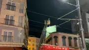 İstanbul Fatih'te bir binanın çatısındaki baz istasyonu yangını