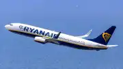 Ryanair Uçuşunda Pencere Kazası: Bir Yolcu Bacaklarından Tutularak Kurtarıldı