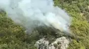 Antalya'nın Kemer ilçesinde orman yangını: Ekipler müdahale ediyor