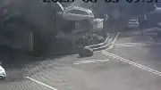 Çin'de Olağanüstü Trafik Kazası: Araç Tünel Girişinde Ağaca Asılı Kaldı