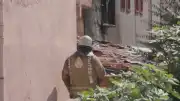 Küçükçekmece'de Yıkım Sırasında Ekskavatör Üzerine Devrilen Binada Operatör Yaralandı