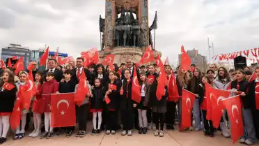 İBB Başkanvekili Nuri Aslan, 23 Nisan'da koltuğunu ilkokul öğrencisi Z.M.Ö.'e devretti