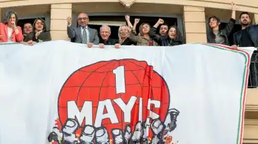 İstanbul Barosu'na 1 Mayıs Pankartı Asıldı: 'Halkın Ekmeğidir Adalet'