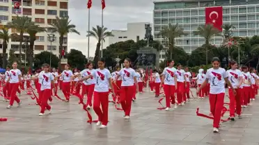 İzmir'de 23 Nisan Ulusal Egemenlik ve Çocuk Bayramı Kutlandı