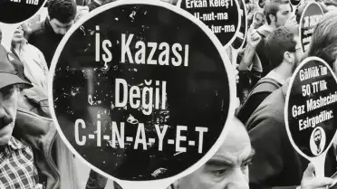 İzmir'de İş Kazası: Demir Parçası Düşen İşçi Hayatını Kaybetti, 2 Kişi Gözaltında