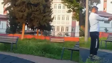 Parkta Oyuncak Silahla Atış Talimi Yaptırıldı