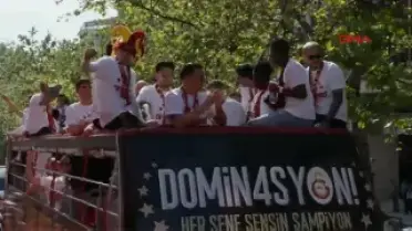 Galatasaray'ın 26. Şampiyonluğu İstanbul'da Otobüs Turuyla Kutlandı
