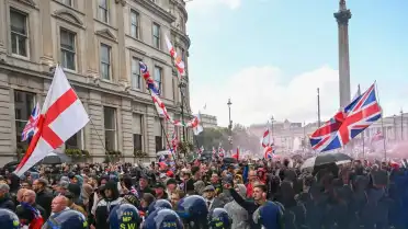 Londra'da Yüksek Güvenlik Önlemleri: Aşırı Sağ ve Filistin Destekçisi Gösteriler Eş Zamanlı Düzenlenecek