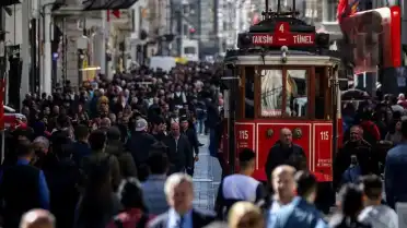 Gençler Gelecek Kaygısı Taşıyor: Uzmanlar ve Raporlar Durumu Değerlendiriyor
