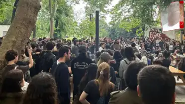 Bilgi Üniversitesi'nin Kapatılmasına Tepkiler Sürüyor: Öğrenciler ve Akademisyenler Kampüste Direniyor