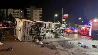 İzmir'de Trafik Kazası: Servis Otobüsü ile Otomobil Çarpıştı, 4 Yaralı