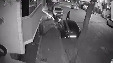 Esenyurt'ta Motosikletli ve Otomobilciler Arasında Silahlı Çatışma: Çok Sayıda Araç Zarar Gördü