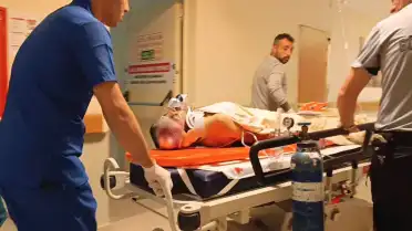 İnşaatta Çalışırken Demir Parçasının İsabet Etmesiyle Ağır Yaralanan İşçi Hastaneye Kaldırıldı