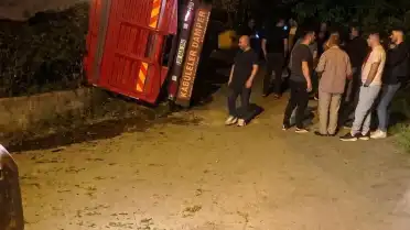 Giresun'un Eynesil İlçesinde Yaş Çay Yüklü Kamyon Devrildi