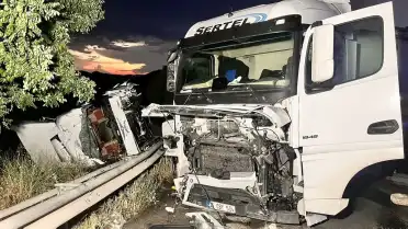 Manisa'da Zincirleme Kaza: İki TIR Çarpıştı, İki Kişi Yaralandı