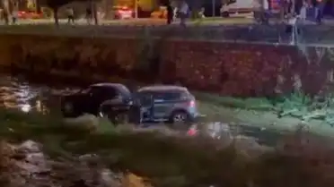 Bursa Osmangazi'de Zincirleme Kaza: 2 Otomobil Dereye Uçtu, 6 Yaralı