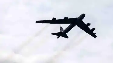 ABD'de B-52 Bombardıman Uçağı Kalkıştan Kısa Süre Sonra Düştü