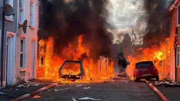 Kuzey İrlanda'da Şiddet Olayları: Araçlar Ateşe Verildi, Dükkan Camları Kırıldı