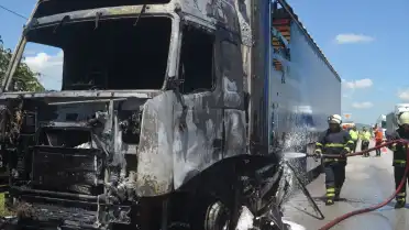Amasya'da Seyir Halindeki Tırda Yangın: Araç Kullanılamaz Hale Geldi