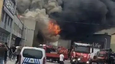 Konya'da Yatak Fabrikasında Çıkan Yangında Bir İtfaiye Eri Yaralandı