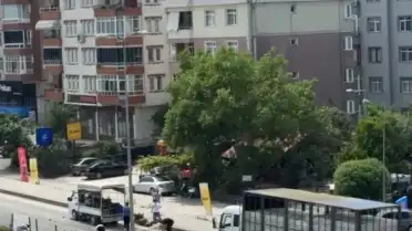 Bartın'da Kamyonetten Yola Saçılan Meyve ve Sebzeler Sürücülerin Yardımıyla Toplandı