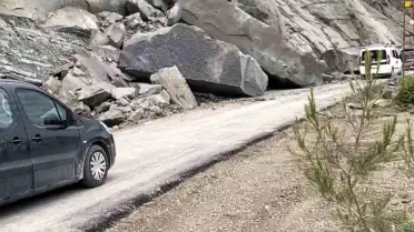 Sinop Ayancık'ta Heyelan Nedeniyle Köy Yolu Trafiğe Kapatıldı