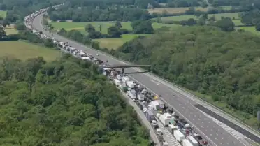 M25 Otoyolunda Kaza ve Aşırı Sıcaklar Trafiği Felç Etti