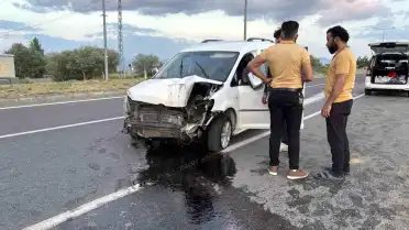 Bingöl'de Hafif Ticari Aracın Direğe Çarpması Sonucu 1 Kişi Yaralandı