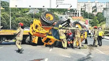 Küçükçekmece'de İş Makinesi Faciası: Sürücü Hayatını Kaybetti