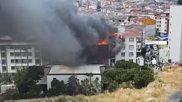 Esenyurt'ta 5 Katlı Binanın Çatısında Çıkan Yangın 4 Binaya Daha Sıçradı