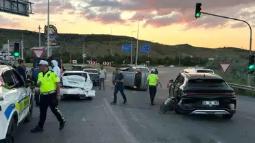 Kayseri Kocasinan'da Trafik Işıkları Yanında Zincirleme Kaza: 4 Yaralı
