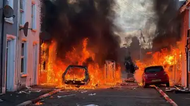 Kuzey İrlanda'da Göçmen Karşıtı Protestolar Şiddet İçinde Büyüdü: Araçlar ve Evler Ateşe Verildi