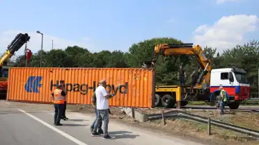 Sakarya'da Anadolu Otoyolu bağlantı yolunda tır devrildi: Ulaşım aksadı