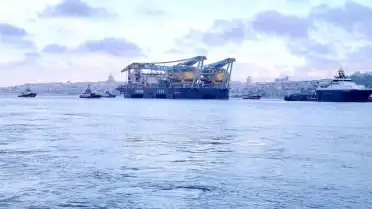İstanbul Boğazı'nda Dev Gemi Geçişi: Saipem 7000 Nedeniyle Trafik 14 Saat Durduruldu