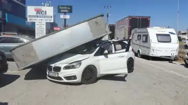 Balıkesir Edremit'te Otomobilin Üzerine Reklam Totemi Devrildi