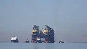 İstanbul Boğazı Dev Vinç Gemisinin Geçişi Nedeniyle Trafiğe Kapatıldı